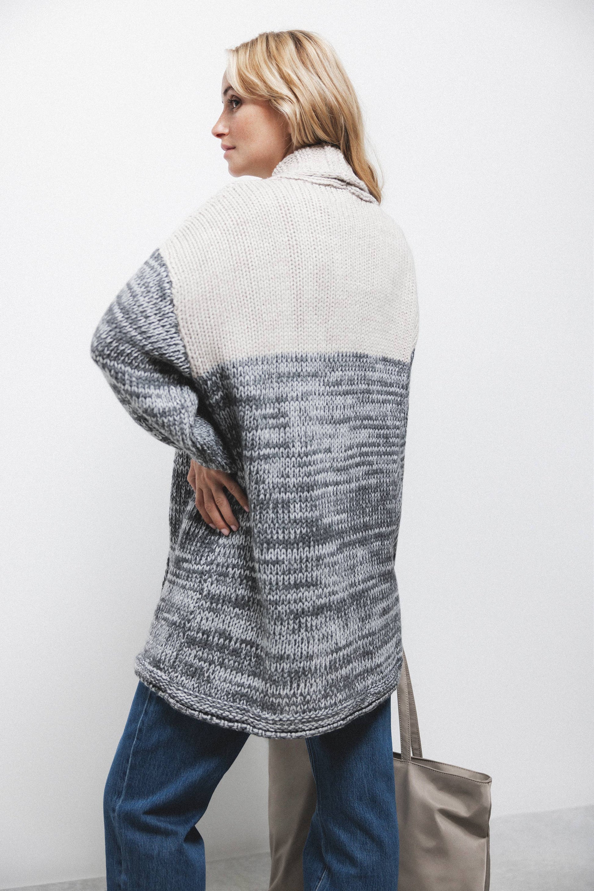 Cardigan bicolore in maglia con collo a scialle