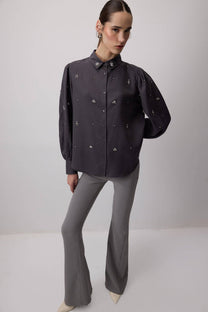 Camicia ricamata con pietre in mussola di cotone