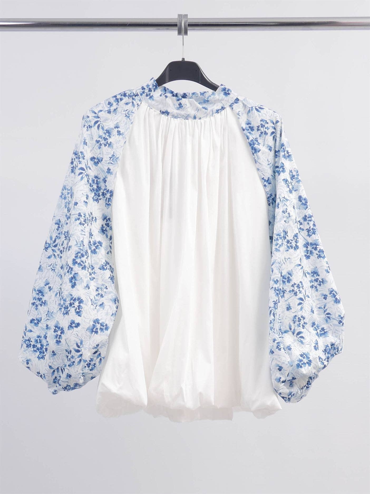 Blusa floreale con maniche a sbuffo