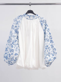 Blusa floreale con maniche a sbuffo
