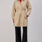 Trench corto beige con cintura