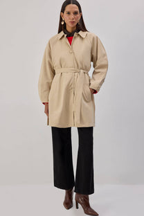Trench corto beige con cintura