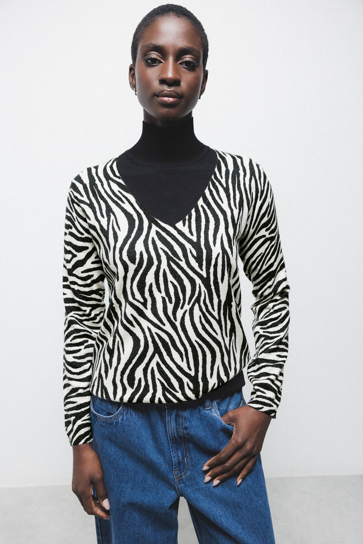 Maglione in maglia con motivo zebra e scollo a V