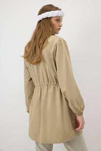 Giacca beige con colletto dritto e coulisse in vita