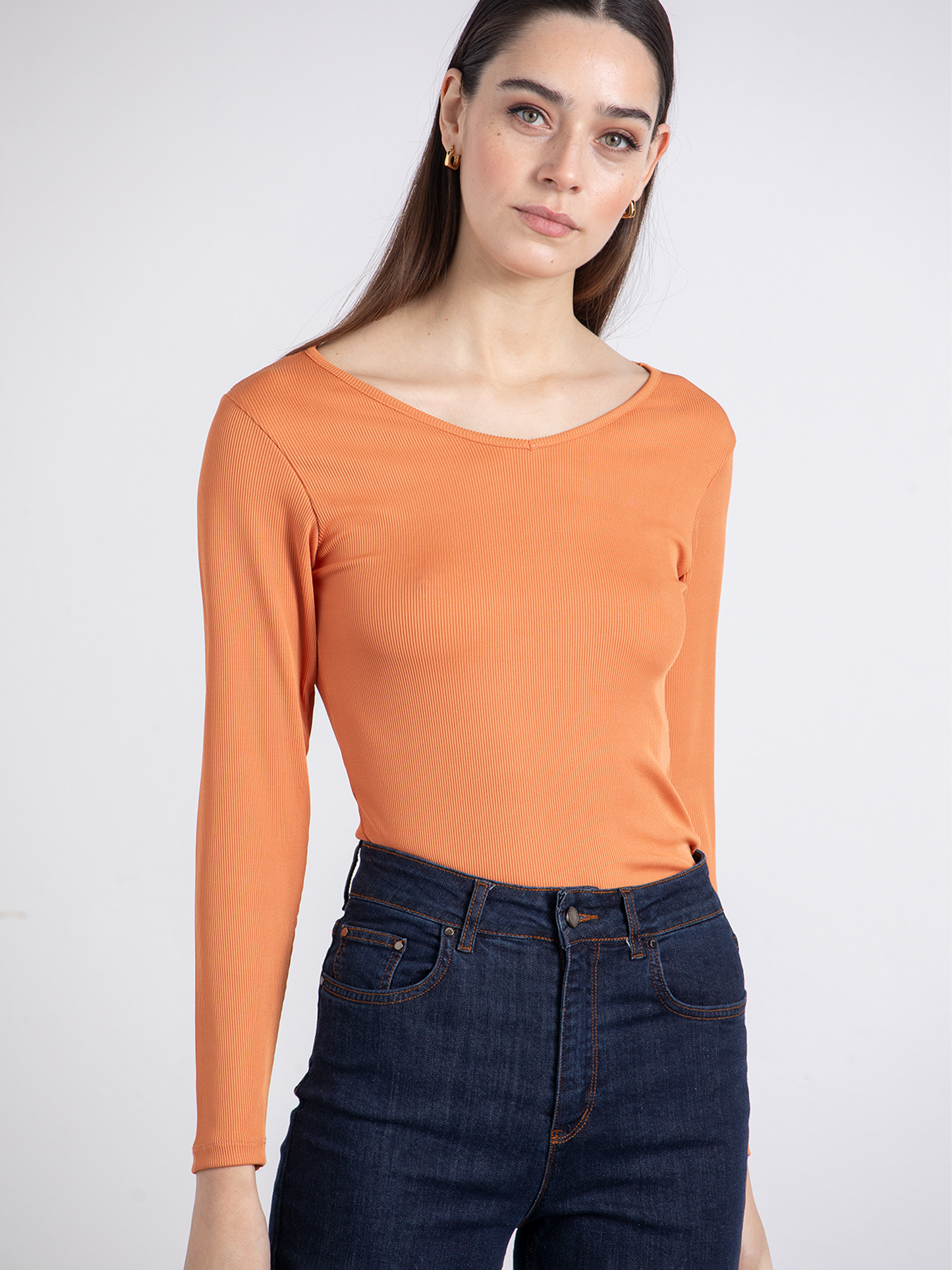 Maglia a costine arancione con scollo a V