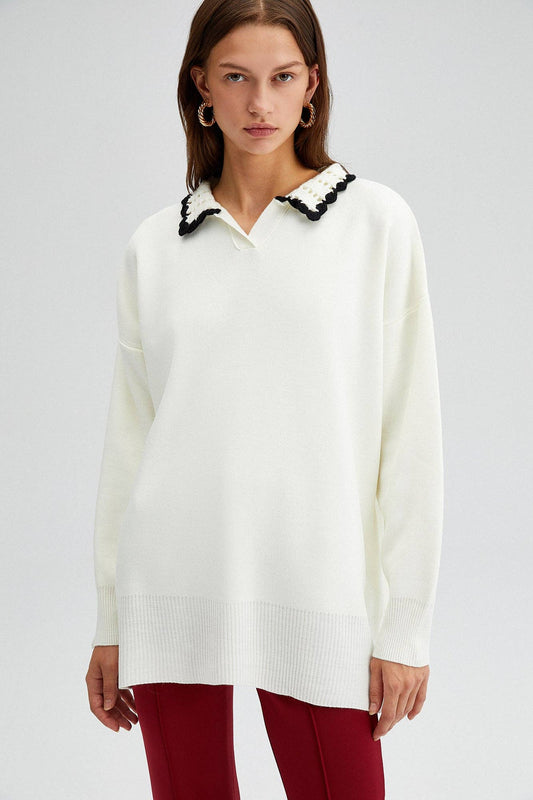 Maglione in maglia con colletto crochet