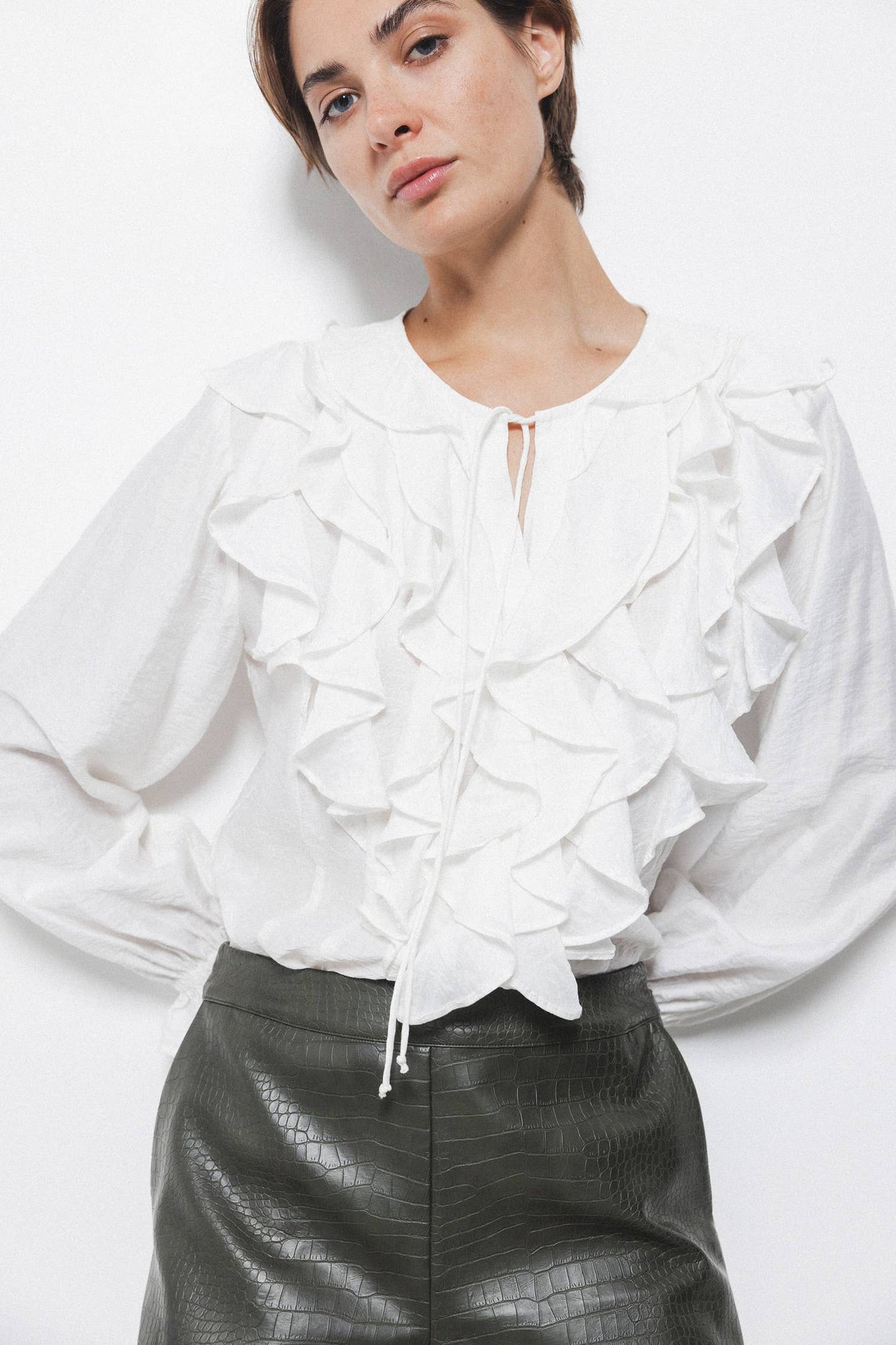 Blusa bianca con volant e laccio al collo