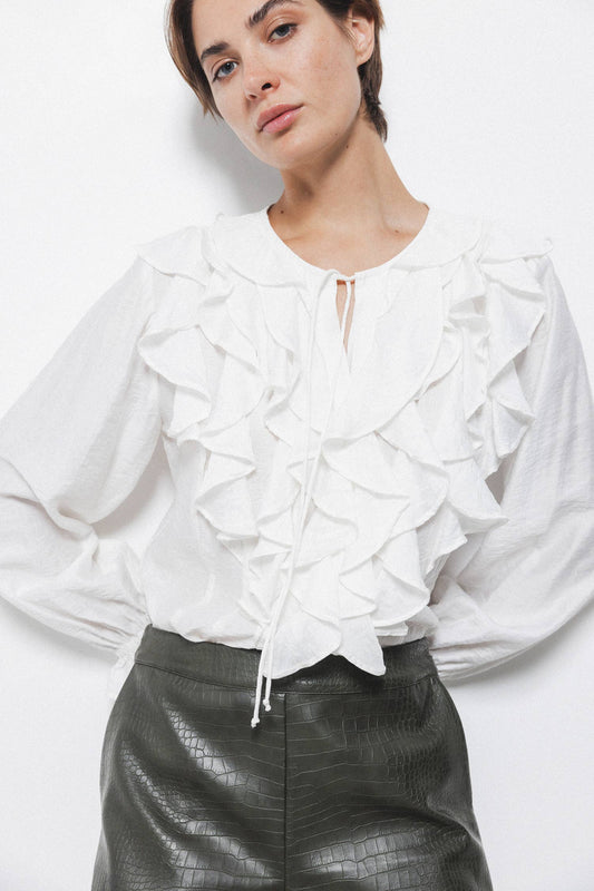 Blusa bianca con volant e laccio al collo