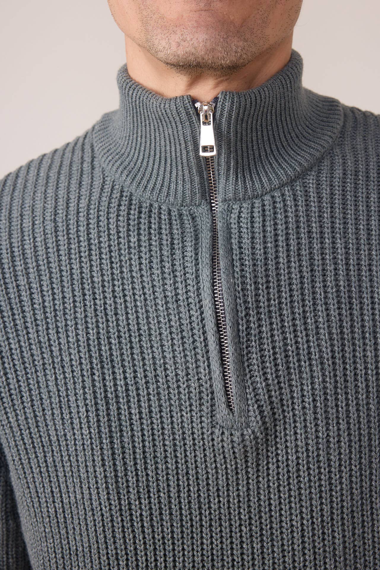 Maglione Strada verde con collo alto e zip