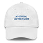 Cappellino dad hat ricamato “No Crying on the Yacht”