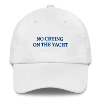 Cappellino dad hat ricamato “No Crying on the Yacht”