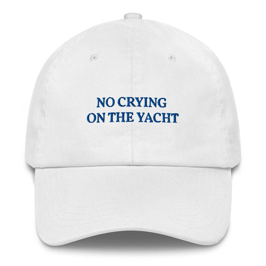 Cappellino dad hat ricamato “No Crying on the Yacht”