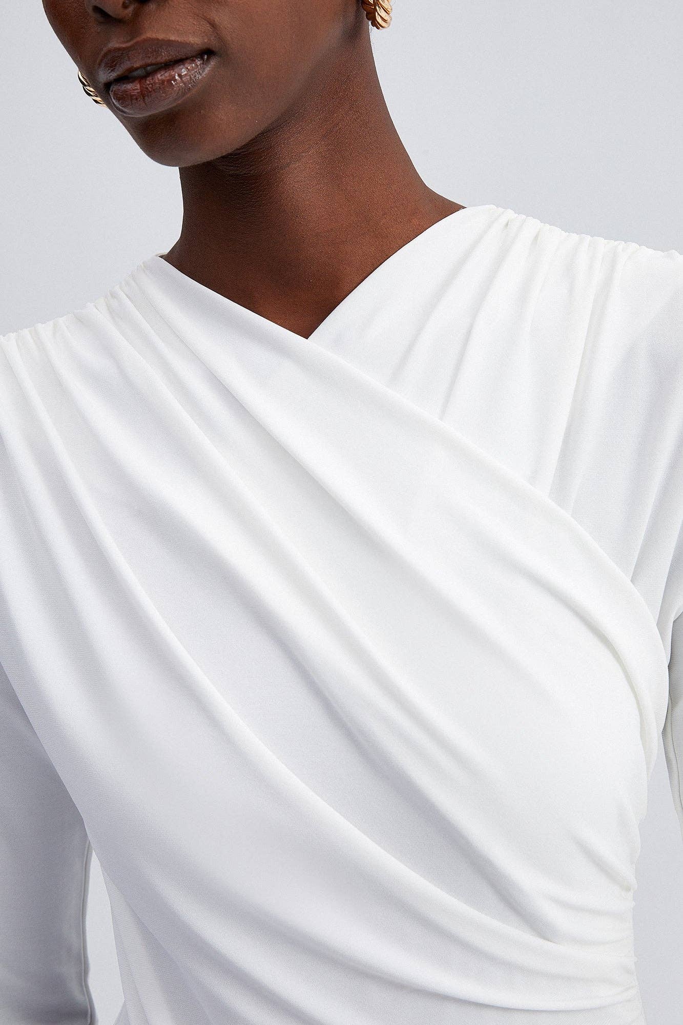 Body drappeggiato elasticizzato ecru a maniche lunghe con scollo a incrocio