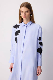 Abito camicia maxi a righe con ricamo floreale