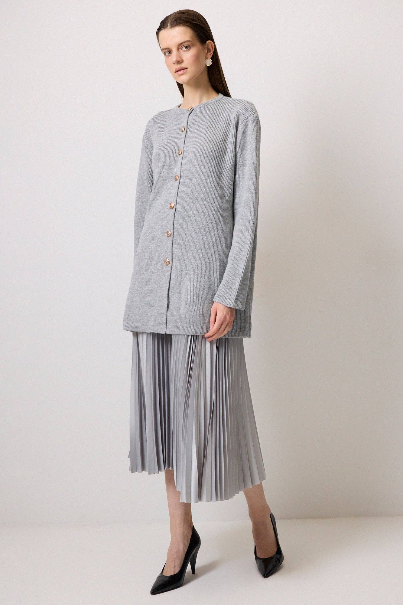 Cardigan lungo grigio con bottoni dorati