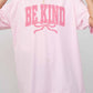 T-shirt oversize grafica “Be Kind” con fiocco