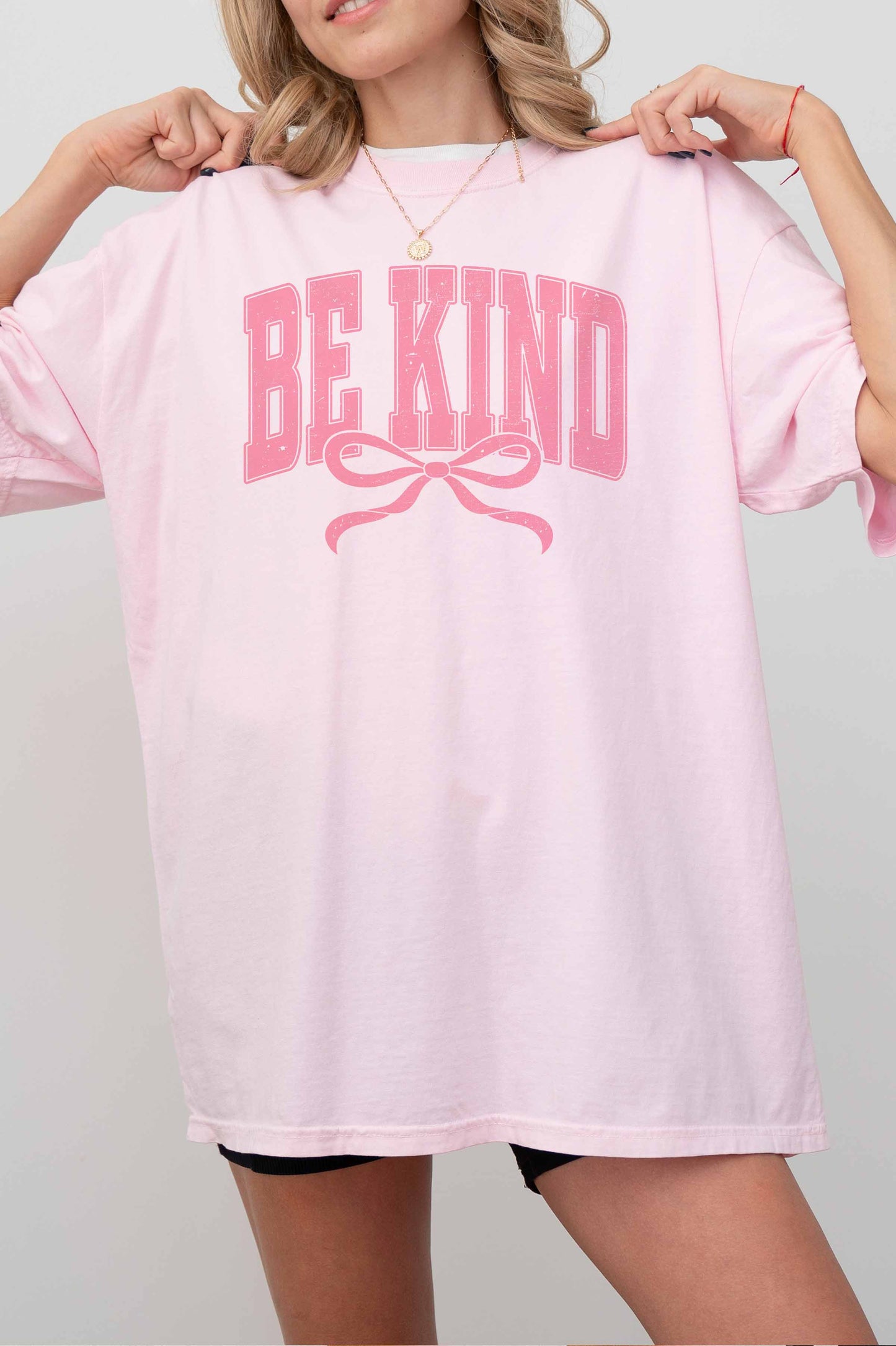T-shirt oversize grafica “Be Kind” con fiocco