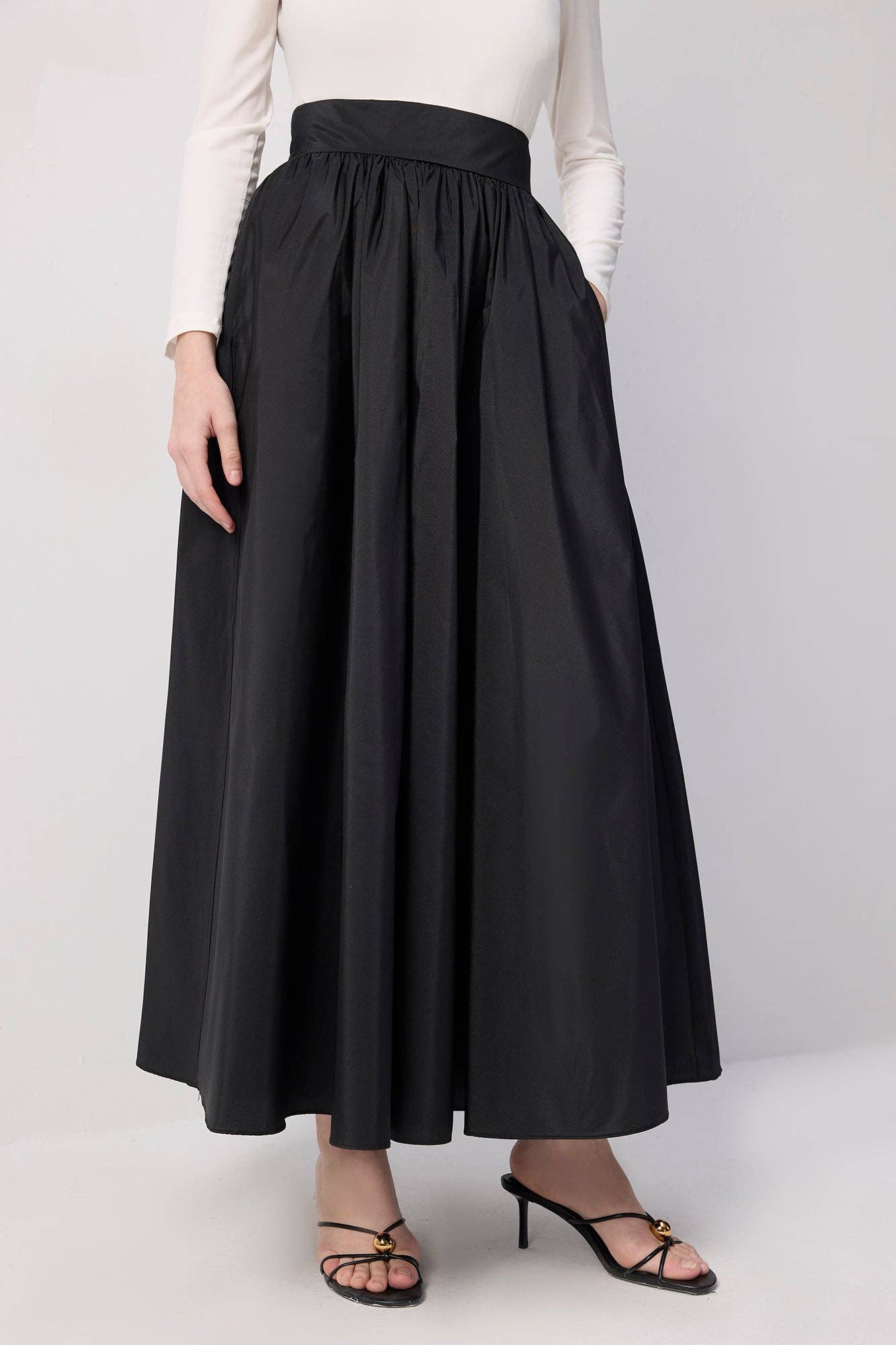 Gonna lunga elegante plissettata in taffetà a vita alta