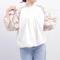 Blusa floreale con maniche a sbuffo