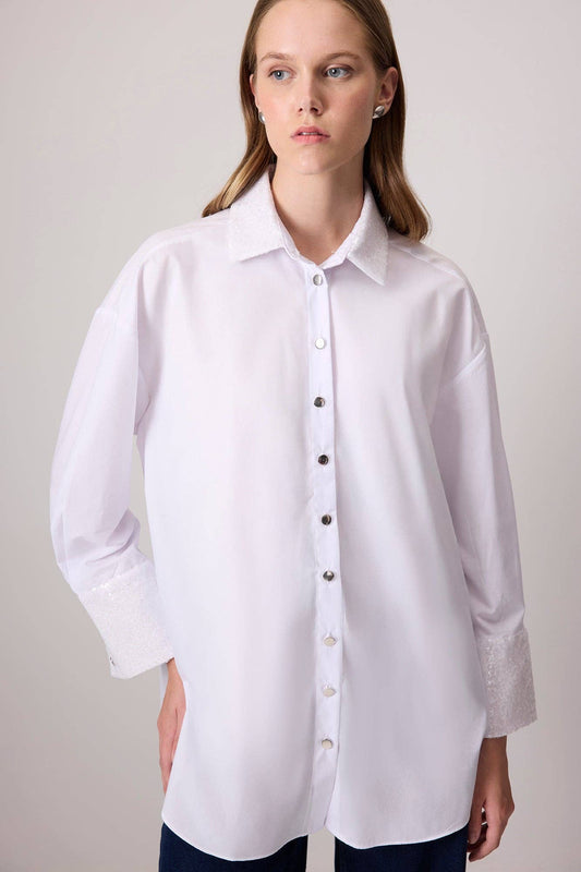 Camicia oversize in popeline bianco con colletto e polsini in paillettes