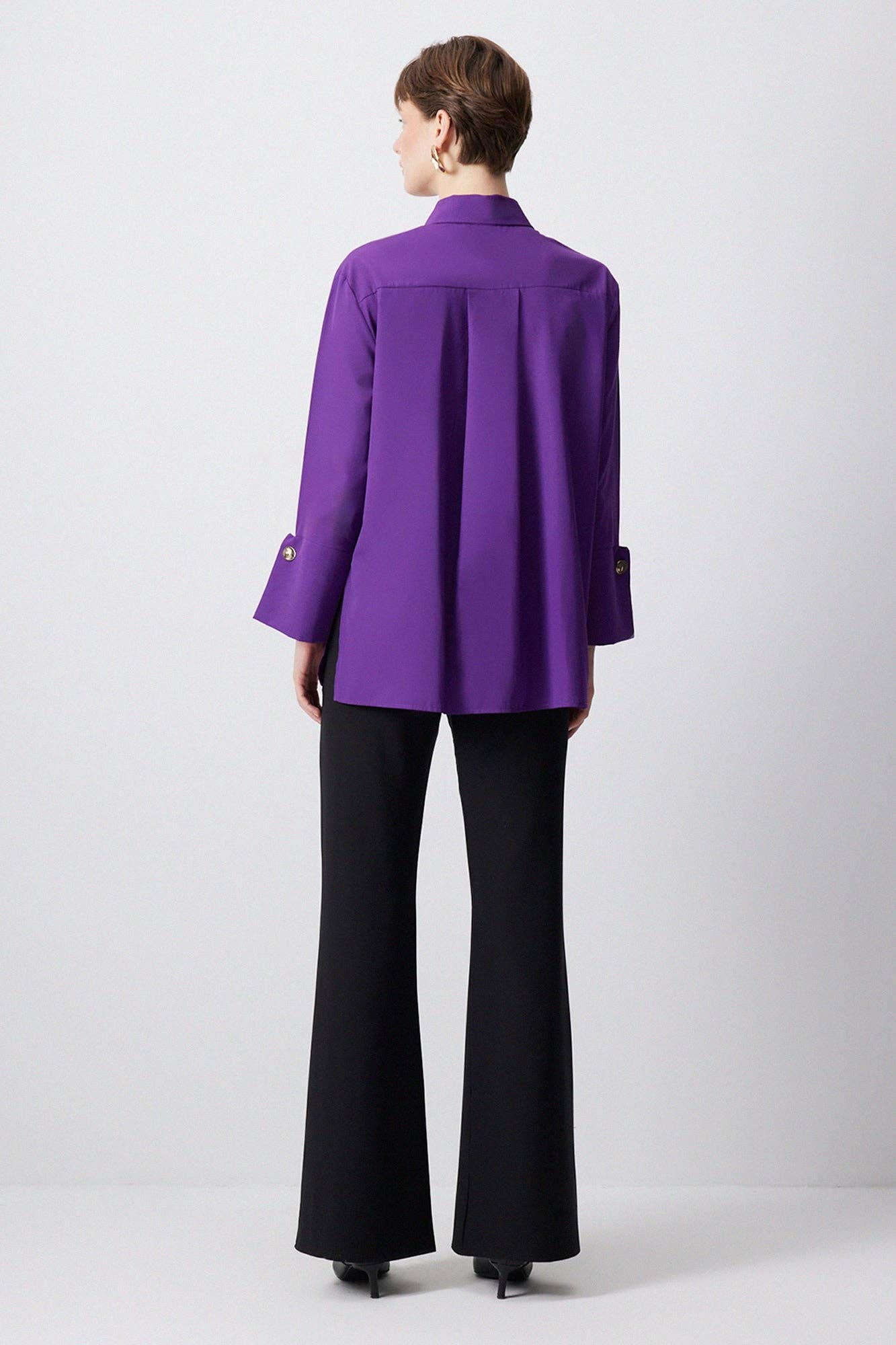 Camicia in popeline viola con polsini larghi decorativi in misto cotone