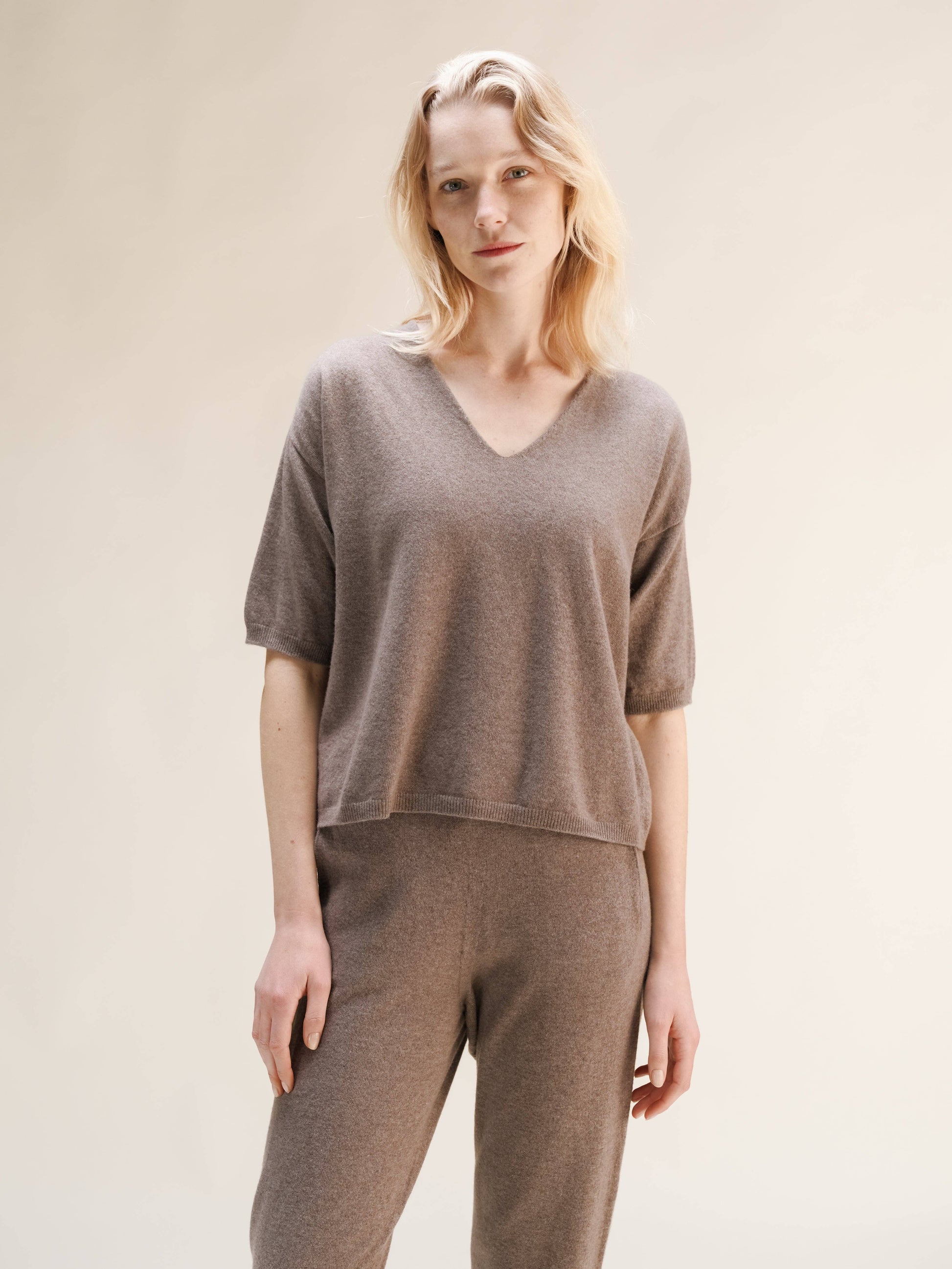 T-shirt in misto cashmere a scollo V seamless 3D-knit