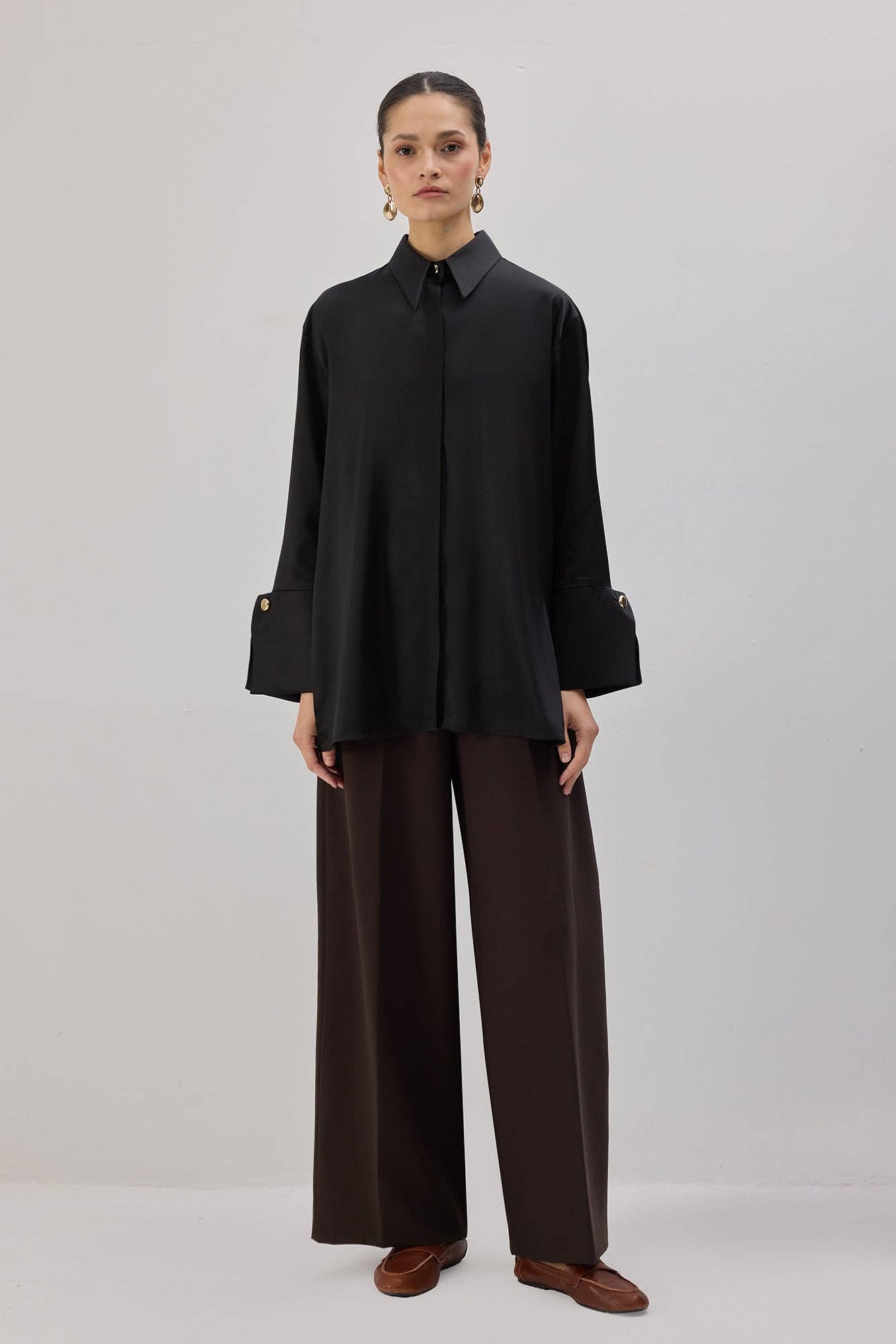 Camicia in raso nera con polsini maxi