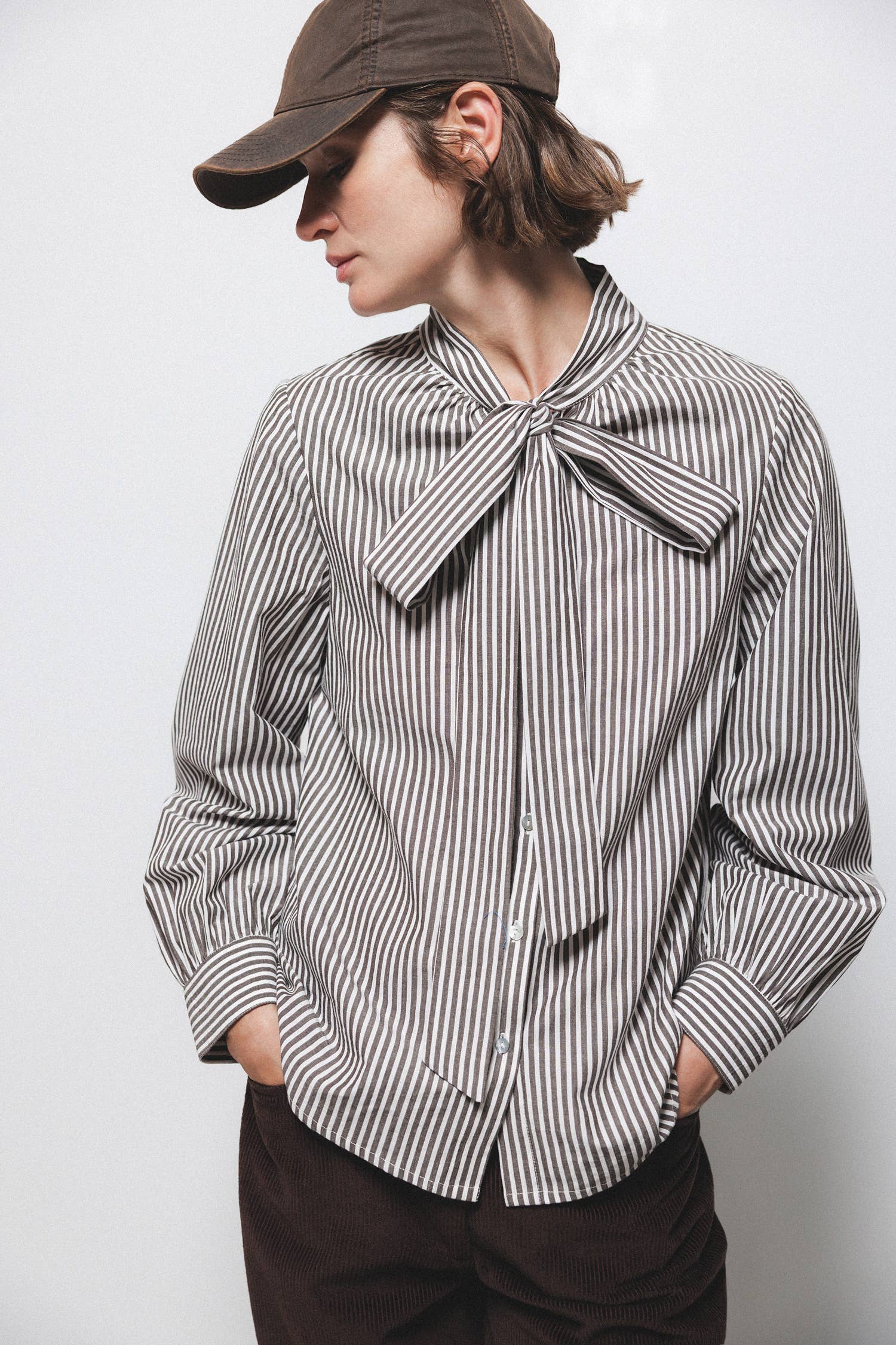 Camicia a righe con fiocco al collo