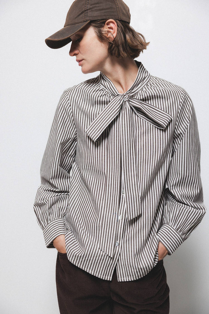 Camicia a righe con fiocco al collo