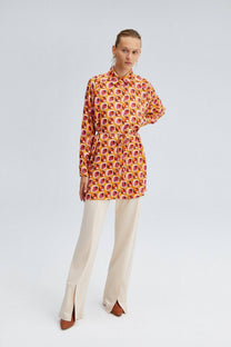 Camicia in raso fantasia geometrica con cintura