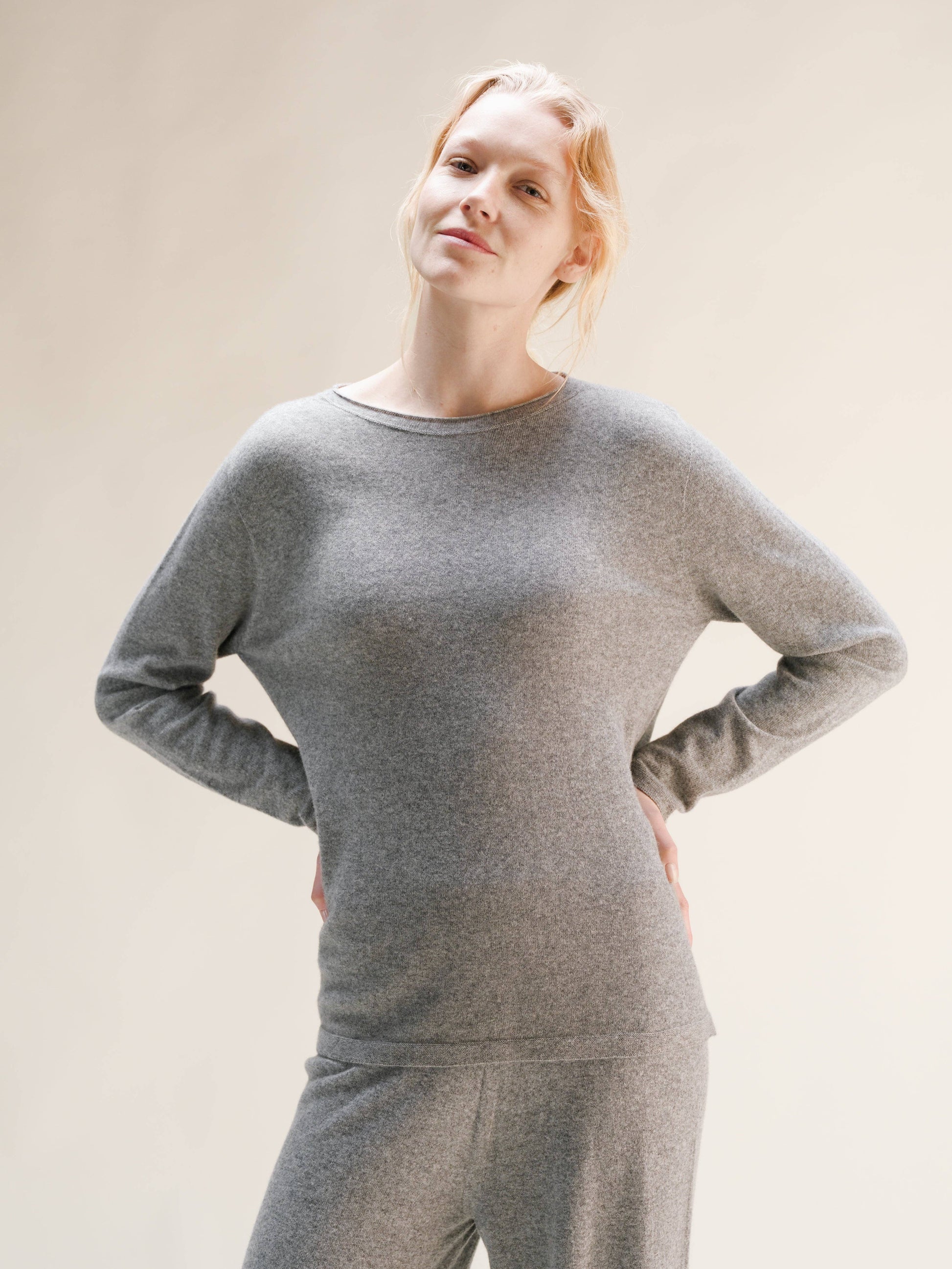 Maglia girocollo in misto cashmere con scollo curl