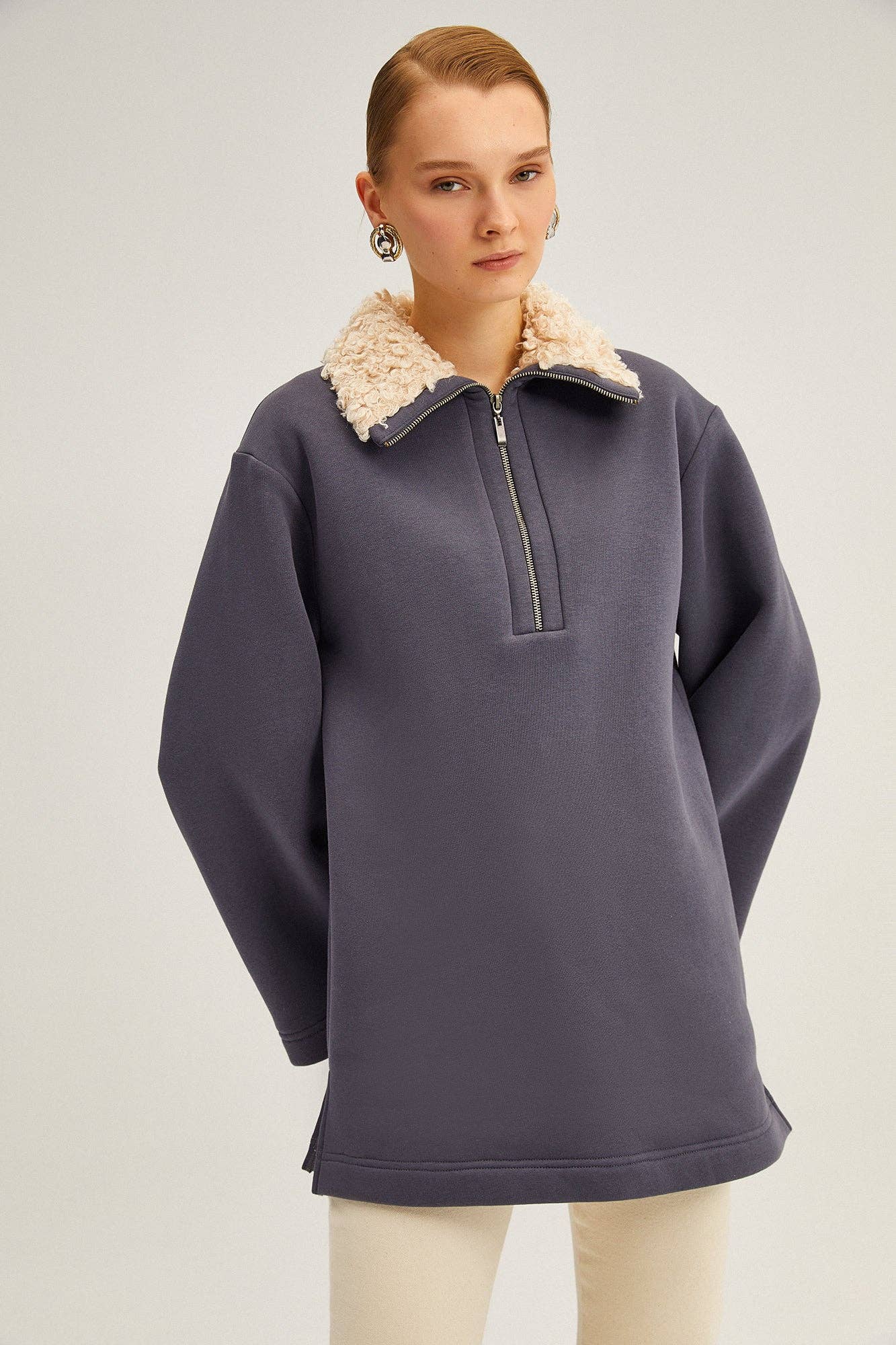 Felpa oversize con collo in pelliccia sintetica e mezza zip