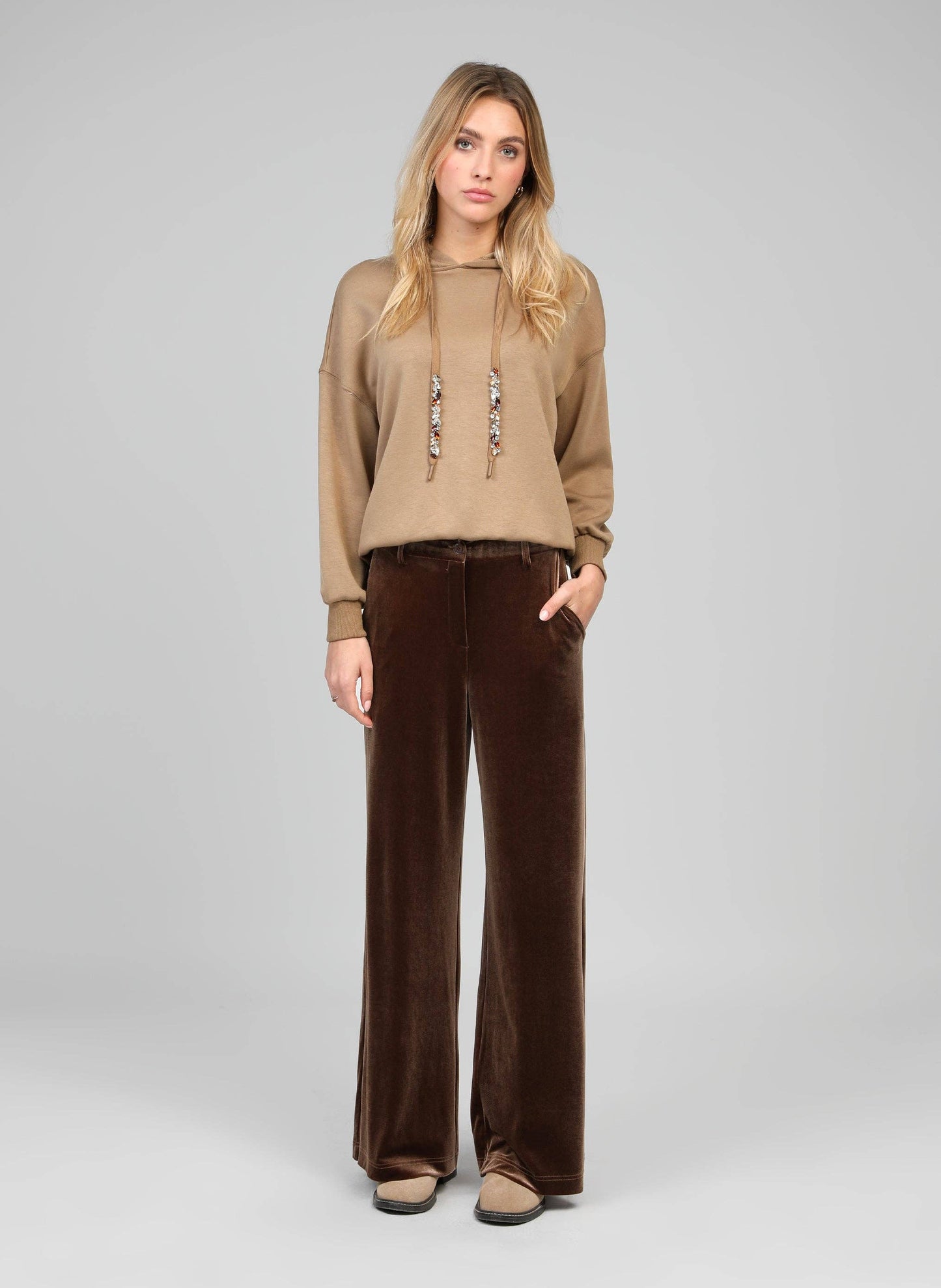 Felpa hoodie Anika cammello con coulisse gioiello