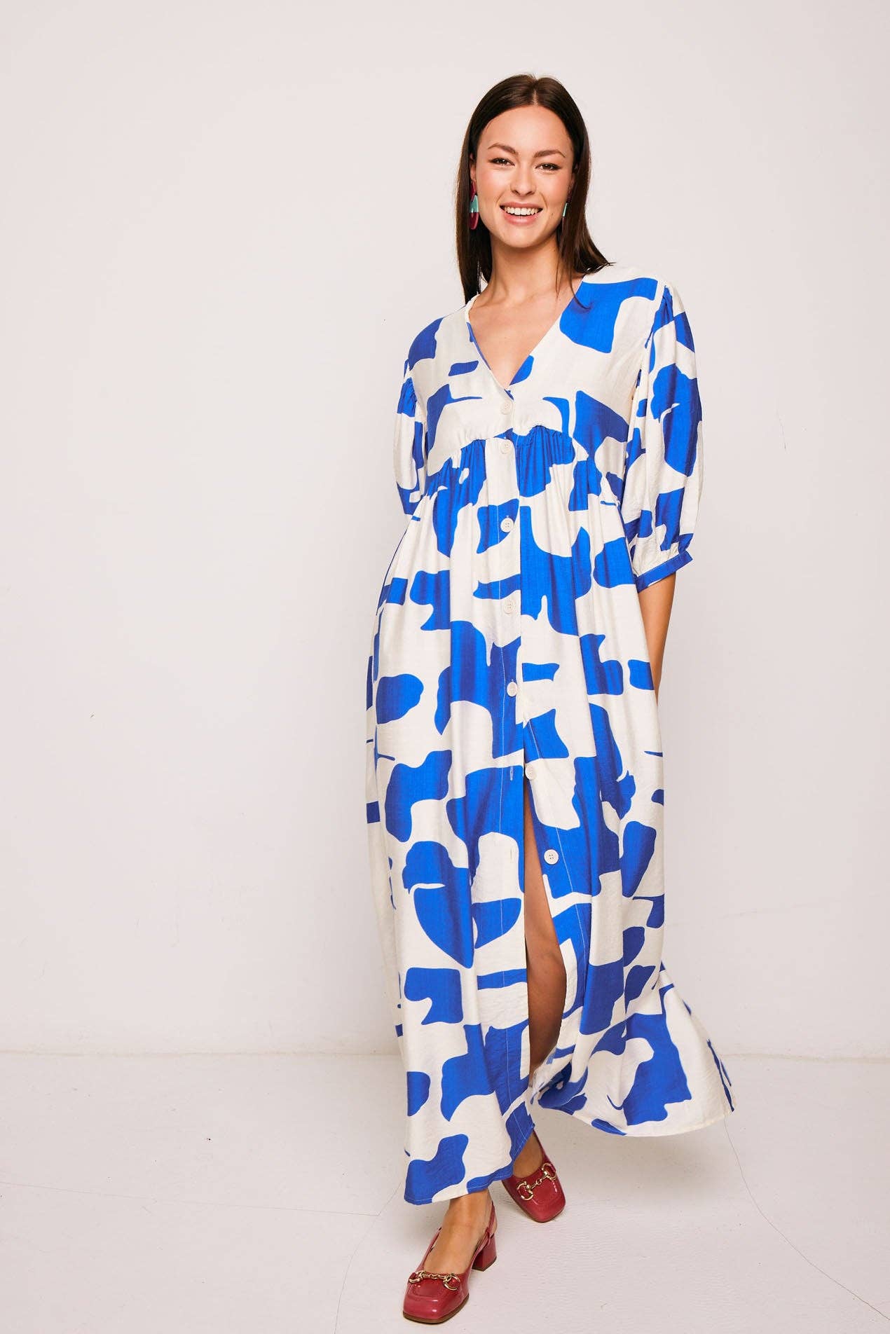 Abito lungo oversize con stampa astratta blu