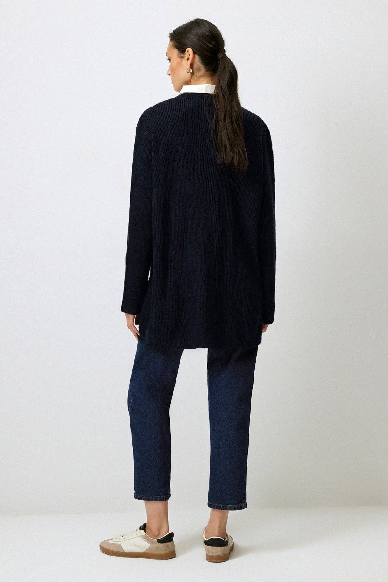 Cardigan lungo blu navy con bottoni dorati