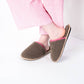 Pantofole in sherpa marroni con bordo rosa