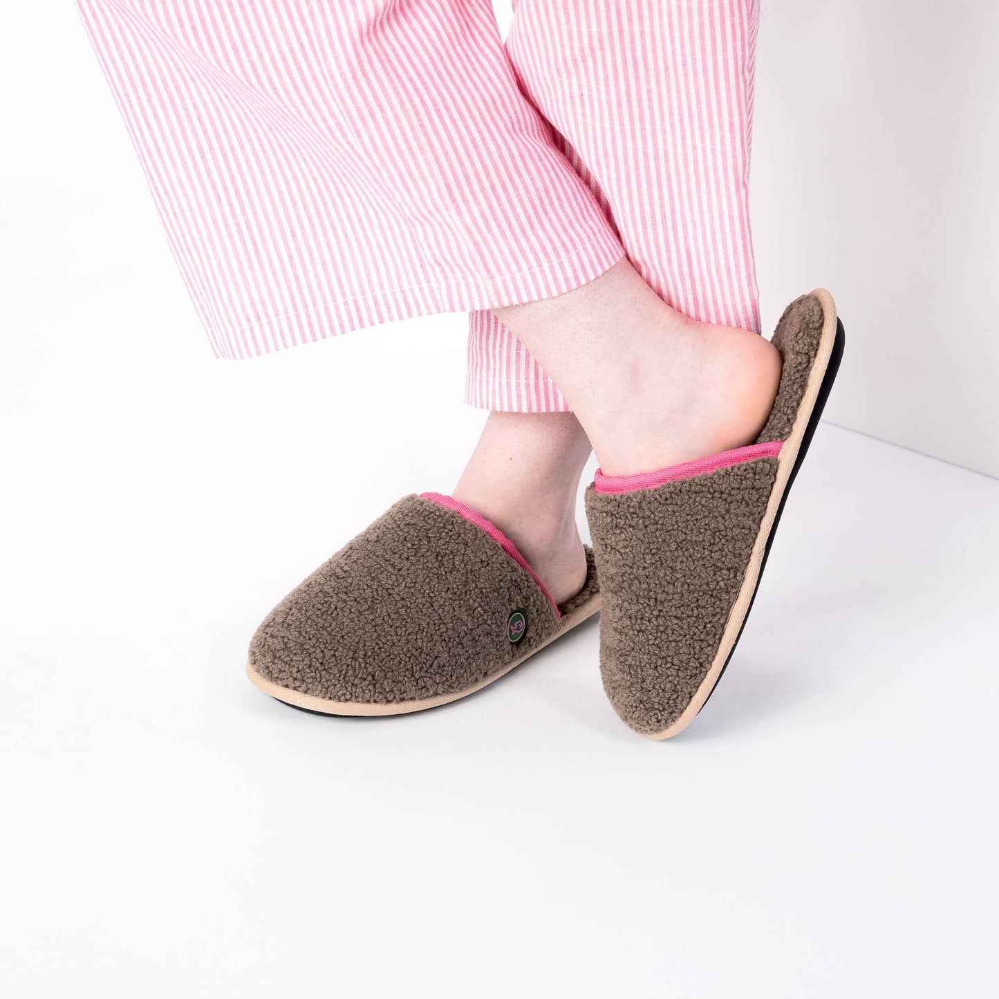 Pantofole in sherpa marroni con bordo rosa