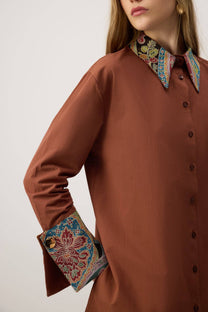 Camicia marrone con dettagli etnici jacquard