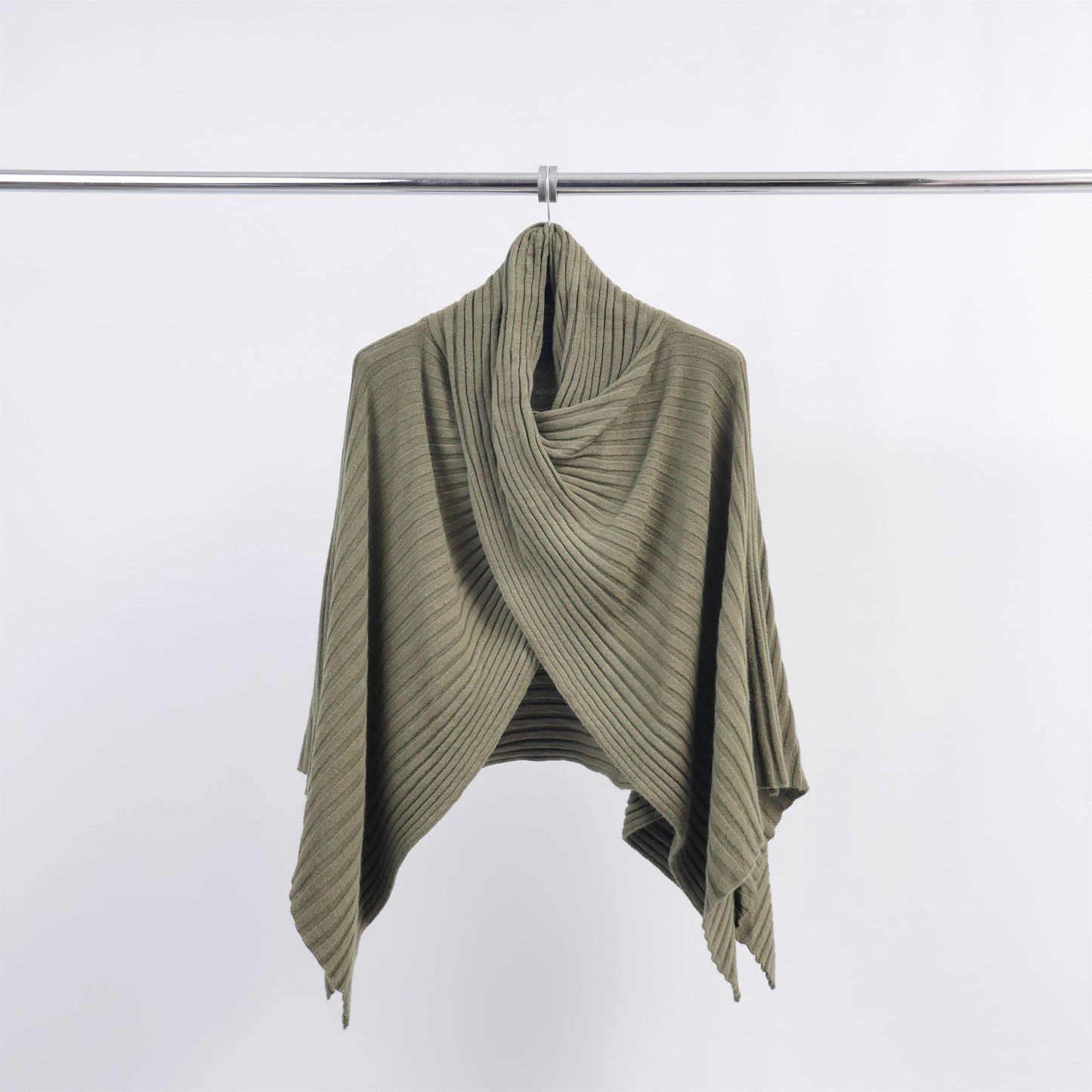 Poncho a coste asimmetrico in maglia morbida