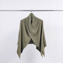 Poncho a coste asimmetrico in maglia morbida
