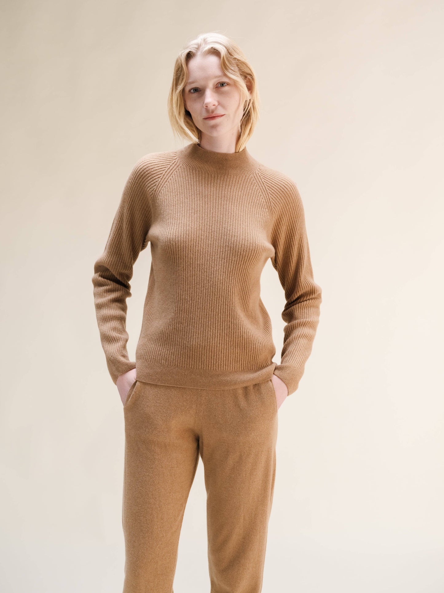 Maglione a costine con collo a lupetto in misto cashmere