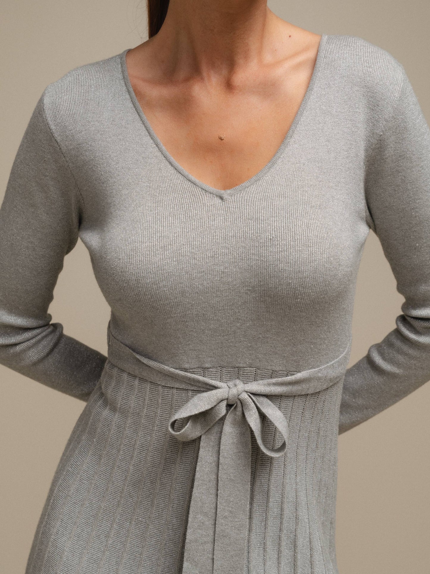 Abito midi in maglia lurex con gonna plissé e cintura