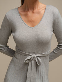 Abito midi in maglia lurex con gonna plissé e cintura