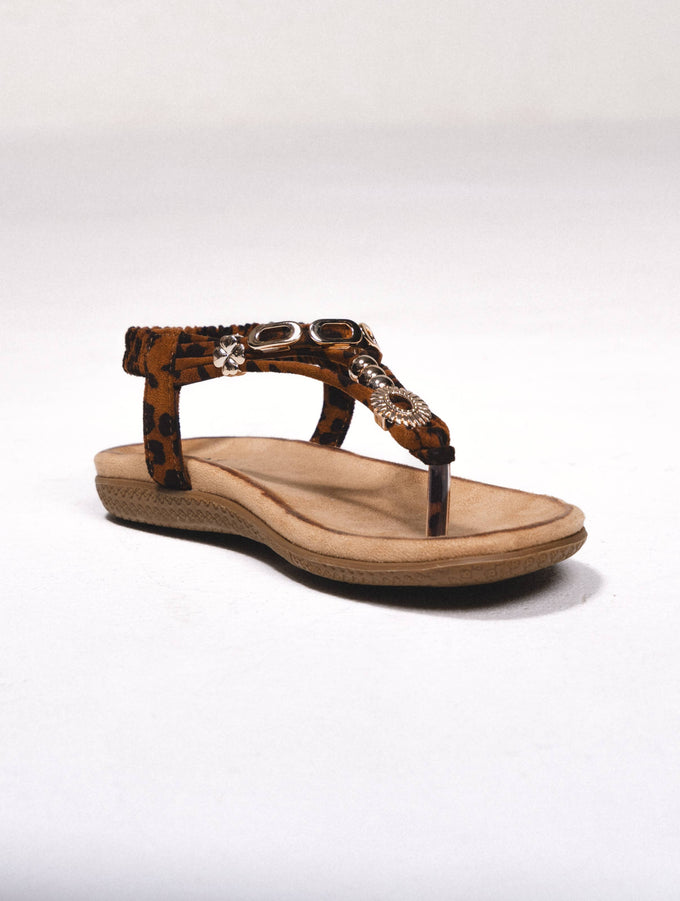 Sandali bassi infradito con stampa leopardata e dettagli metallici