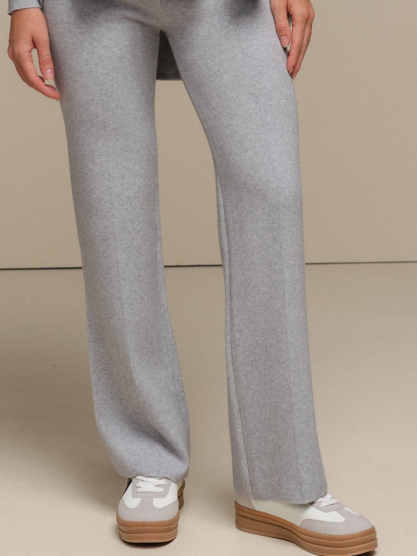 Pantaloni a zampa in maglia morbida da donna