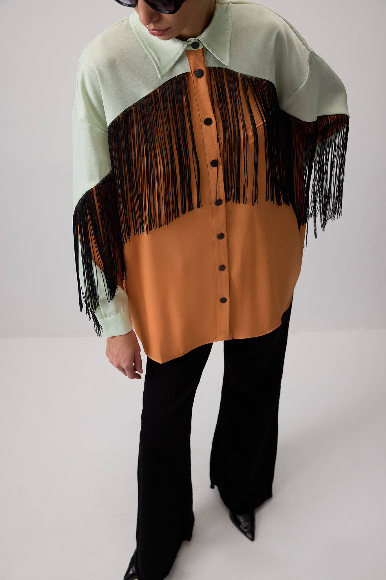 Camicia in raso color block con frange stile western