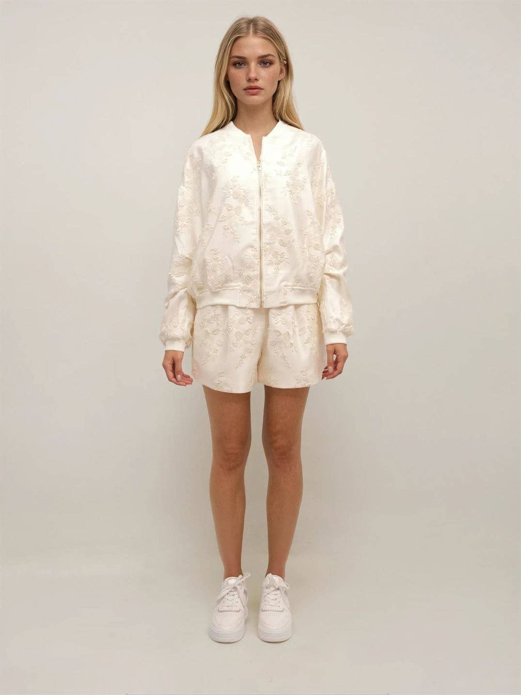 Shorts in raso con ricamo floreale