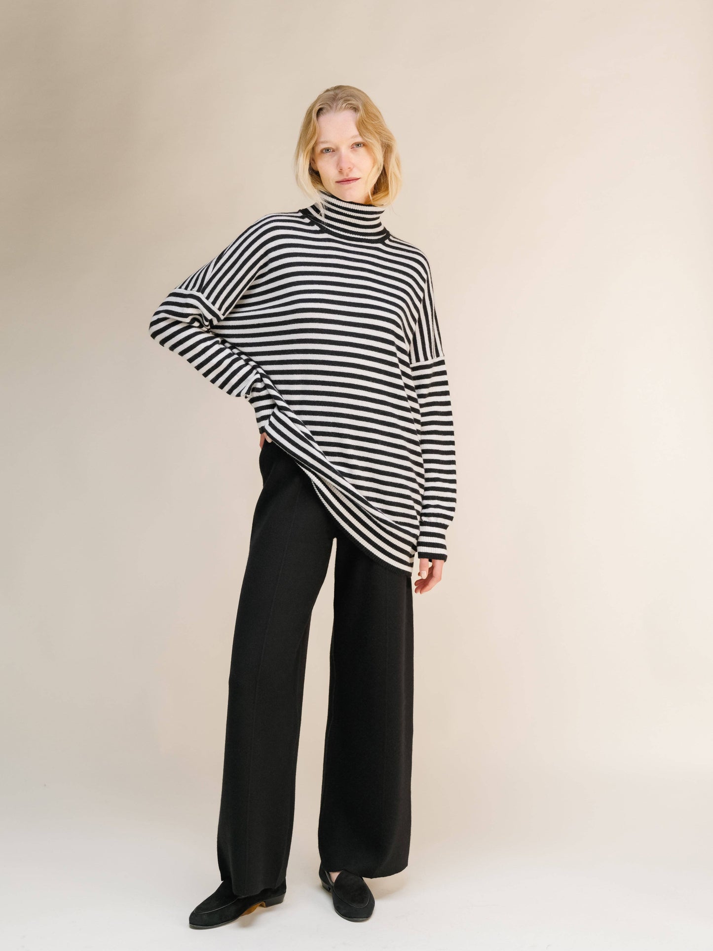 Maglione dolcevita a righe oversize in misto cashmere