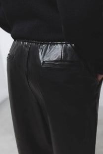 Pantaloni in finta pelle a vita elasticizzata
