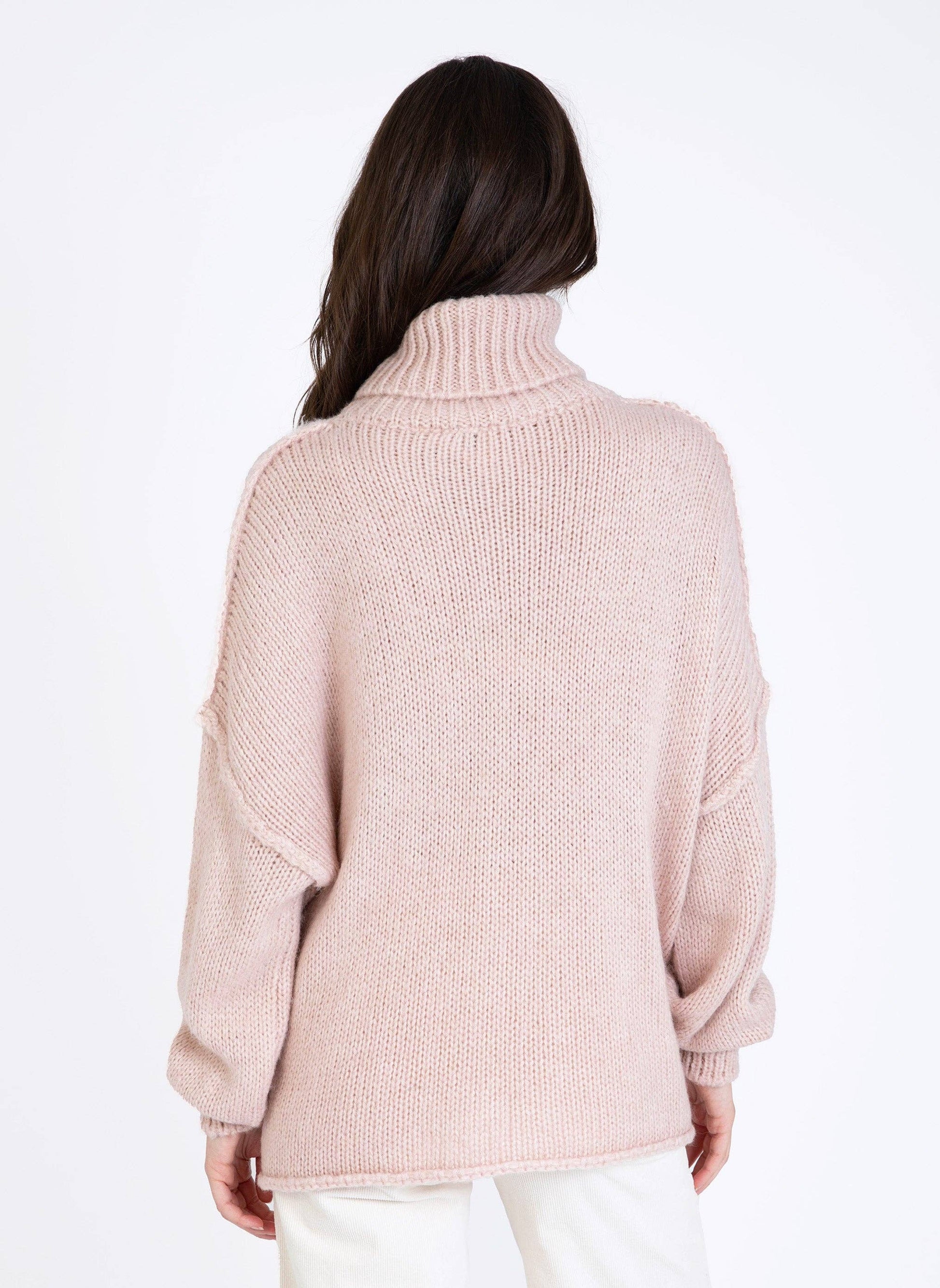 Maglione dolcevita oversize color polvere Lejoko